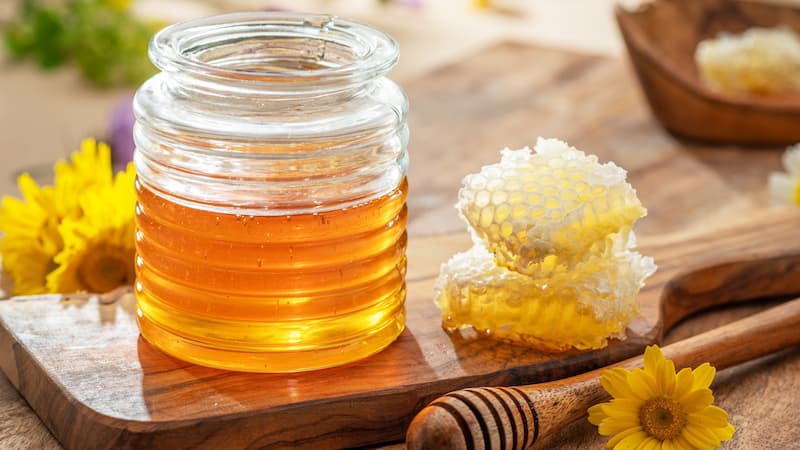 عسل کوهی استهبان با عطر طبیعی و رنگ متنوع